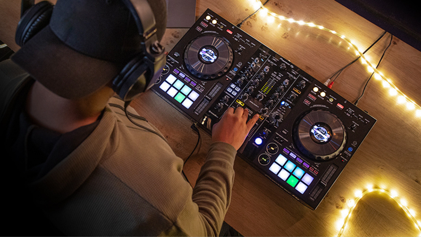 Pioneer DJ Unveils New Compact DDJ-800 rekordbox dj Controller